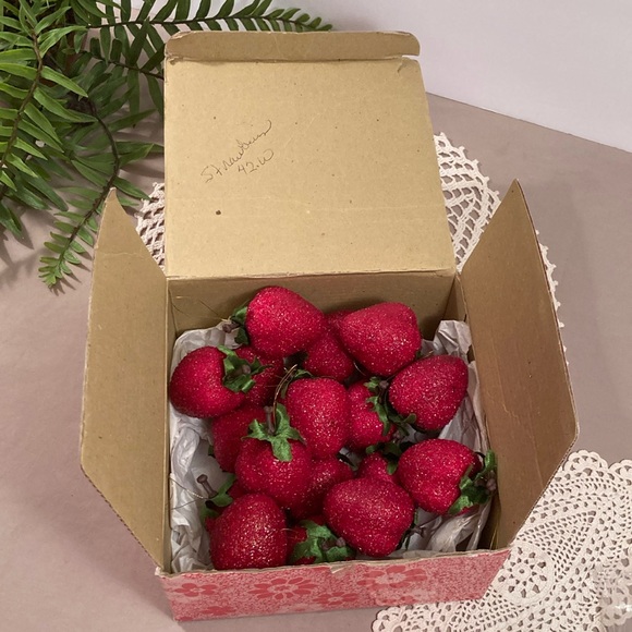 Set Of 19 Vintage Strawberry Ornaments - Picture 6 of 12